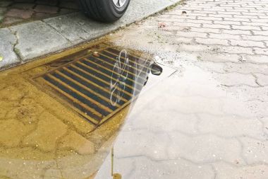 Tıkanmış drenaj sistemi nedeniyle sokakta suyla
