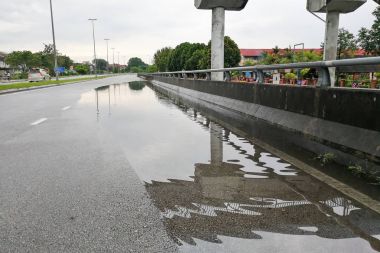 Tıkanmış drenaj sistemi nedeniyle yolda suyla