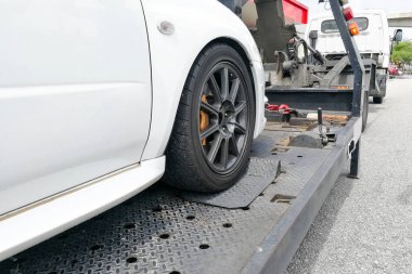 Kafesli döşeme çekici kanca ve zincir üzerine çekili araba