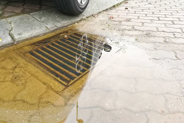 Staunässe auf der Straße wegen verstopfter Kanalisation — Stockfoto