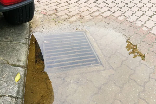 Encharcado en la calle debido a un sistema de drenaje obstruido — Foto de Stock