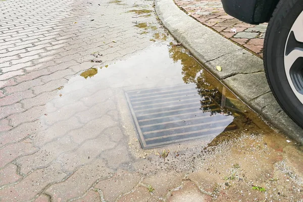 Vattendränkt på gatan på grund av igensatta dräneringssystem — Stockfoto