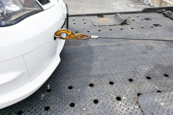 Car towed onto flatbed tow truck with hook and chain — Stock Photo, Image