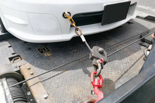 Samochód odholowany na płaski Laweta z hakiem i łańcuch — Zdjęcie stockowe
