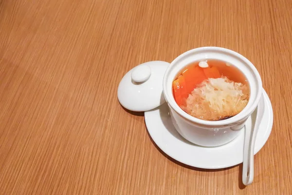 Makanan penutup manis tradisional Cina dari fungus pepaya untuk baik-bein — Stok Foto
