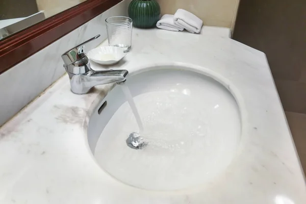 Moderní hygienické umyvadlo s tekoucí vodou z vodovodní kohoutek — Stock fotografie