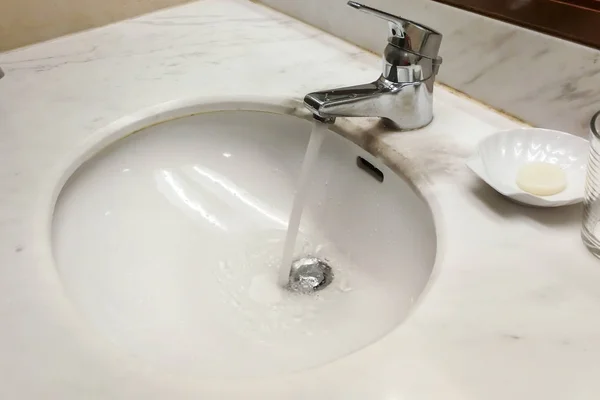 Moderno lavabo igienico con acqua corrente dal rubinetto — Foto Stock