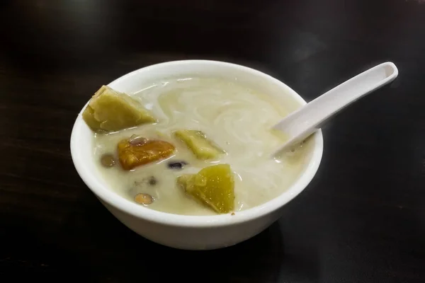 Bubur Cha cha é sobremesa nyonya popular entre os alimentos malaios — Fotografia de Stock