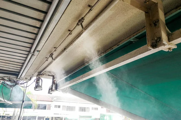 Sistema de enfriamiento de niebla de agua en el techo reduce tem ambiente tropical —  Fotos de Stock