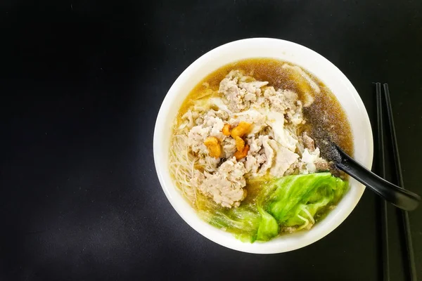 Felülnézeti cérnametélt sertés tészta leves népszerű étel Penang Ma — Stock Fotó