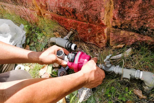 Sérii instalatér Oprava instalace oudoor ventil metr potrubí — Stock fotografie