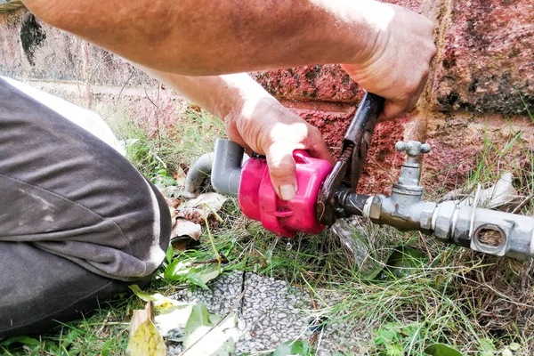 Sérii instalatér Oprava instalace oudoor ventil metr potrubí — Stock fotografie