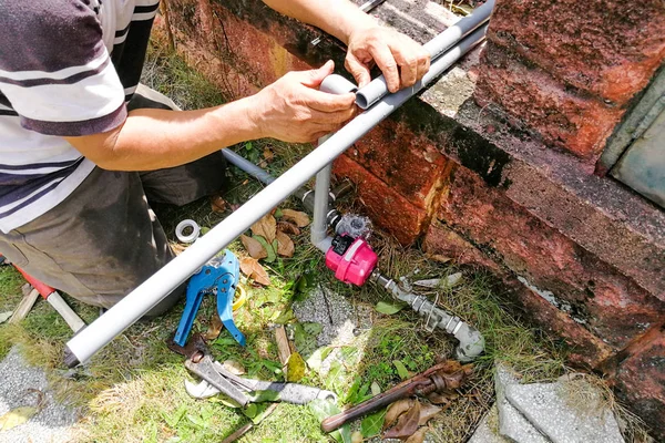 Sérii instalatér Oprava instalace oudoor ventil metr potrubí — Stock fotografie