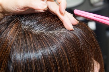 Kadın siyah saçlı karşı gri saç kökleri yakın çekim