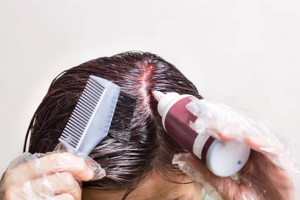 Frau versucht chemische Haarfarbe auf Kopfhaut aufzutragen — Stockfoto