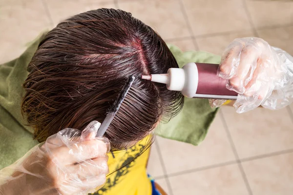 Wanita mencoba untuk menerapkan warna rambut kimia ke kulit kepala — Stok Foto