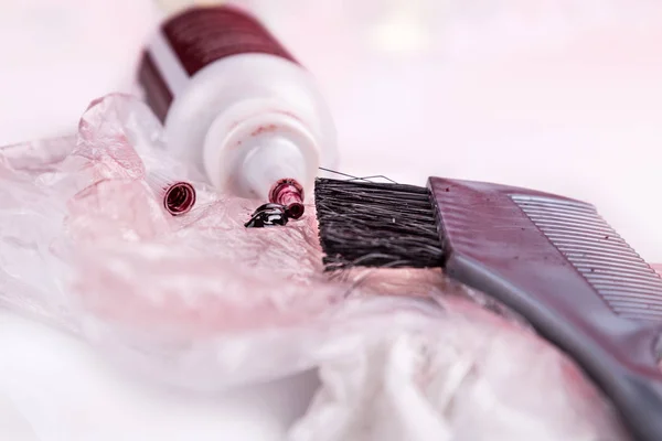 Primo piano della tintura chimica per capelli con spazzola a pettine — Foto Stock