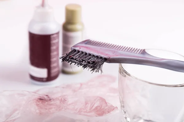 Крупный план химического красителя для волос с расчёской — стоковое фото