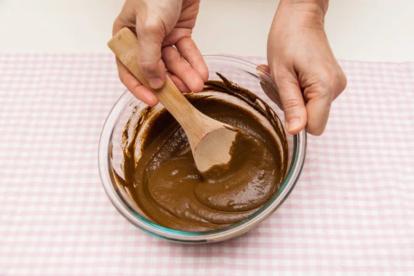 Preparación a mano mezcla tierra medicina tradicional hierba china — Foto de Stock