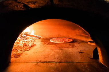 İtalyan pizza geleneksel ahşap alev ateş fırında pişmiş