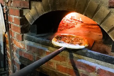 İtalyan pizza geleneksel ahşap alev ateş fırında pişmiş