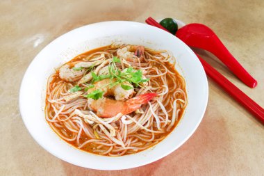 Otantik lezzetli Sarawak Laksa büyük karides ile