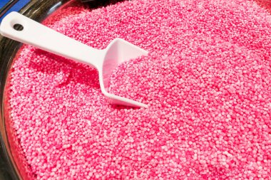 Kepçe ile kırmızı Sagopa Kajmer kova