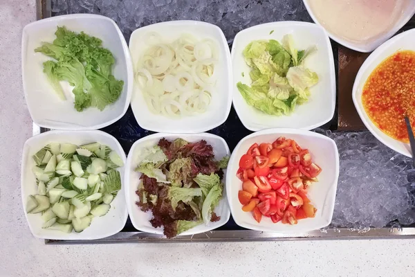 Healthy appetizing vegetable breakfast organic salad, tomato, on — Stock Photo, Image