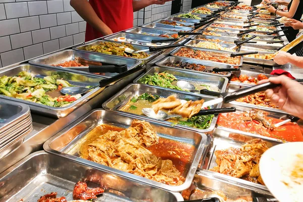 La gente recogiendo comida en el puesto de arroz de la economía china en Malasia — Foto de Stock