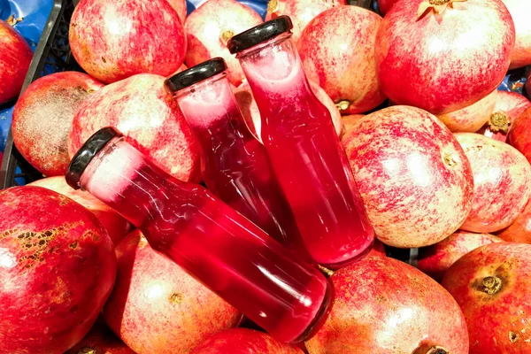 Fresh cold pressed organic pomegranate juice against pomegramate — Stock Photo, Image