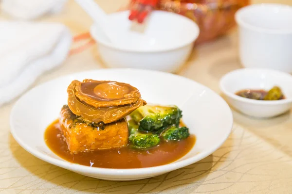 Abalon rebus dengan brokoli dan beancurd, makanan mewah Cina yang mahal — Stok Foto