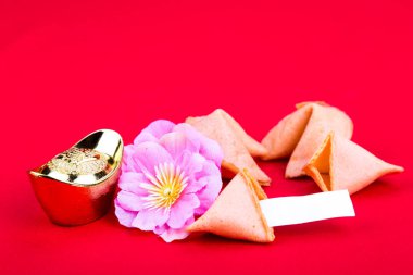 Fal kurabiyesi, dekoratif altın nuggets, Erik çiçeği çiçek