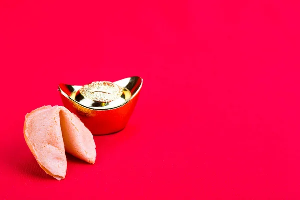 Biscoitos da sorte com pepitas decorativas de ouro no fundo vermelho — Fotografia de Stock