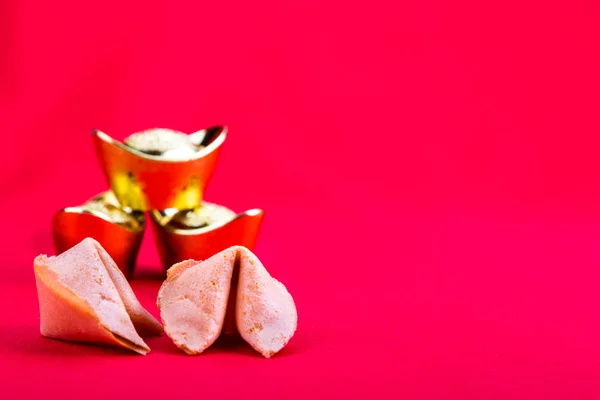 Biscoitos da sorte com pepitas decorativas de ouro no fundo vermelho — Fotografia de Stock