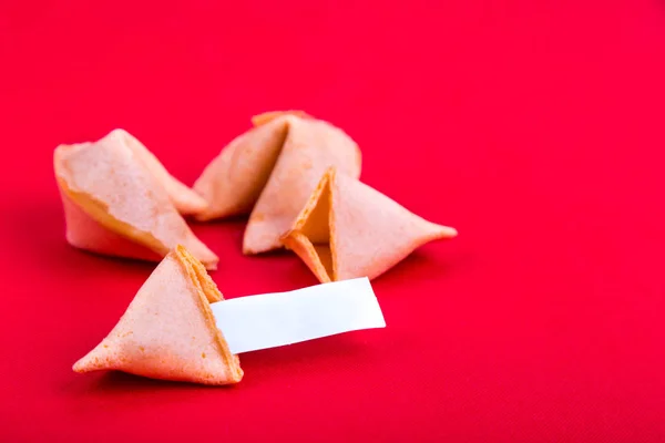 Galletas de la fortuna con etiqueta predictiva en blanco sobre fondo rojo — Foto de Stock