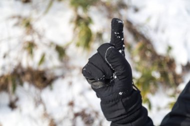 Kış eldiven jest numaralı işaret parmağı ile el