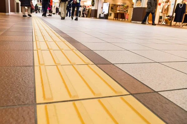 Indoor dotykowe chodnikowe stóp ścieżki dla osób niewidomych i niepełnosprawnych. — Zdjęcie stockowe