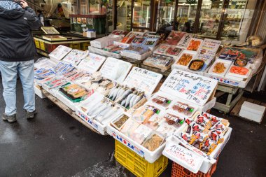 Hakodate, Japonya, 28 Ocak 2018: Taze seefood ve üretmek ret