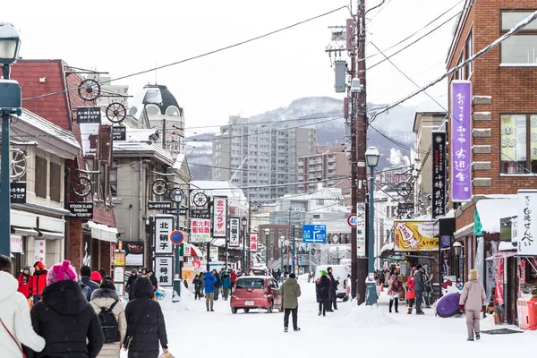 Otaru, Japón, 28 de enero de 2018: El mercado minorista atrae a los turistas —  Fotos de Stock