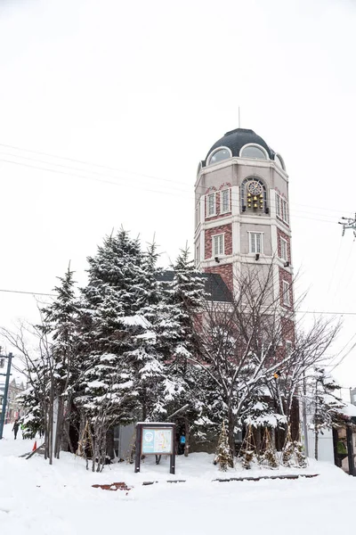 Otaru, Japón, 28 de enero de 2018: La torre del reloj Le Tao con chim — Foto de Stock