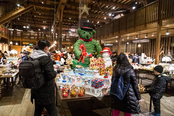 Otaru, japan, 28. januar 2018: einkäufer und touristen einkaufen — Stockfoto