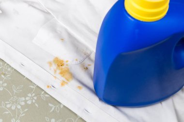 Köri sos leke ve konsantre sıvı ile beyaz gömlek caydırmak