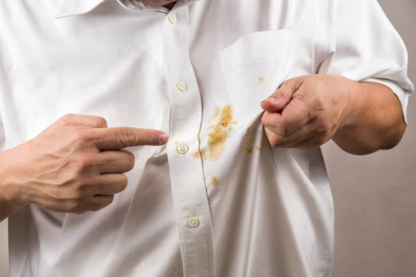 Persona que señala a derramado mancha de curry en camisa blanca . —  Fotos de Stock