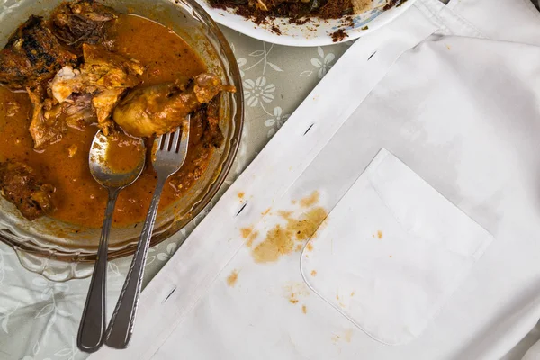 Placa de pollo al curry y camisa blanca con mancha de curry . —  Fotos de Stock