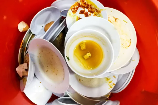 Mucchio di sporchi piatti oleosi disordinati usati, ciotole, tazze, piattino . — Foto Stock