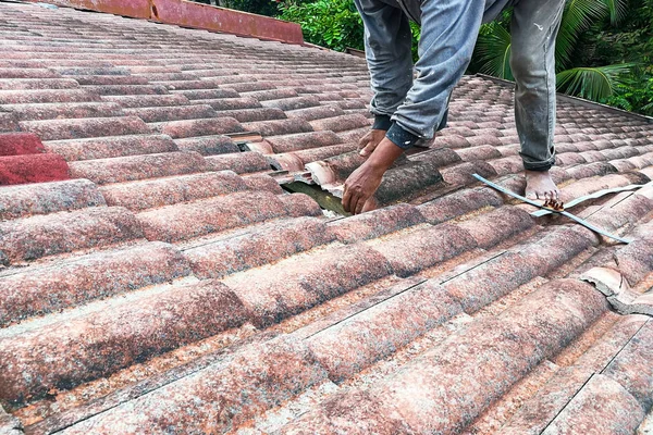 アジア人労働者の古い住宅の屋根瓦の取り付け — ストック写真