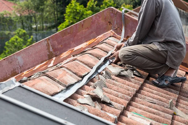 Arbeiter ersetzt Dachziegel von altem Wohnhaus — Stockfoto