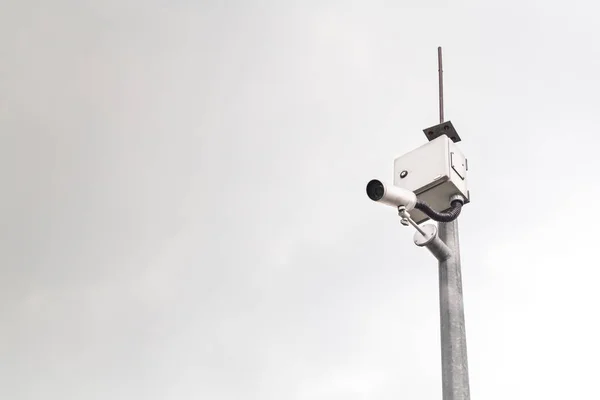 Açık güvenlik cctv güvenlik kamerasının kasvetli gökyüzüne karşı — Stok fotoğraf