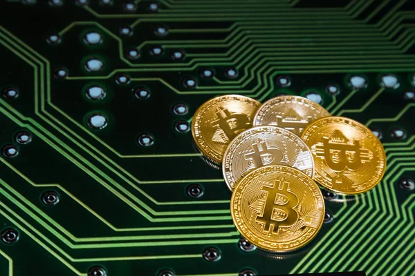 Εννοιολογική bitcoin με υπολογιστή μητρική πλακέτα κυκλώματος φόντο — Φωτογραφία Αρχείου