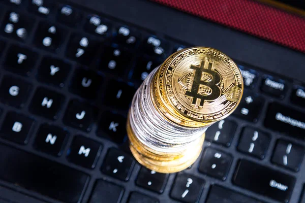 Stapel der konzeptionellen Kryptowährung Bitcoin auf der Computertastatur — Stockfoto
